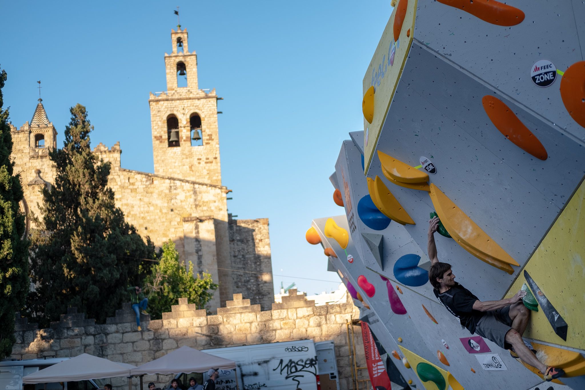 Campionat de Catalunya d'escalada de bloc a la plaça Octavià. FOTO: Ale Gómez