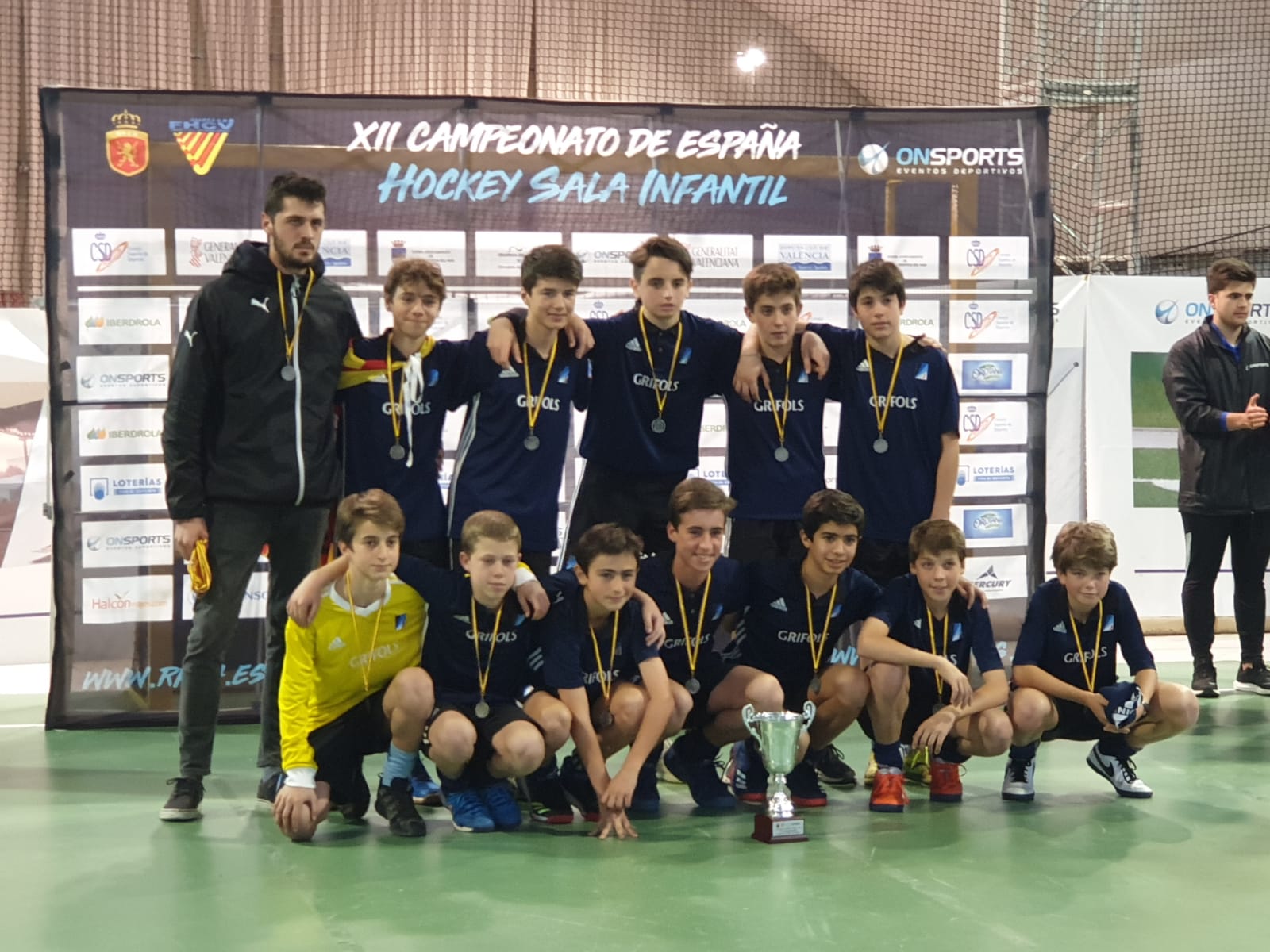 L'equip infantil masculí del Junior FC posa amb la copa de subcampió del Campionat d'Espanya d'hoquei sala. FOTO: Junior FC