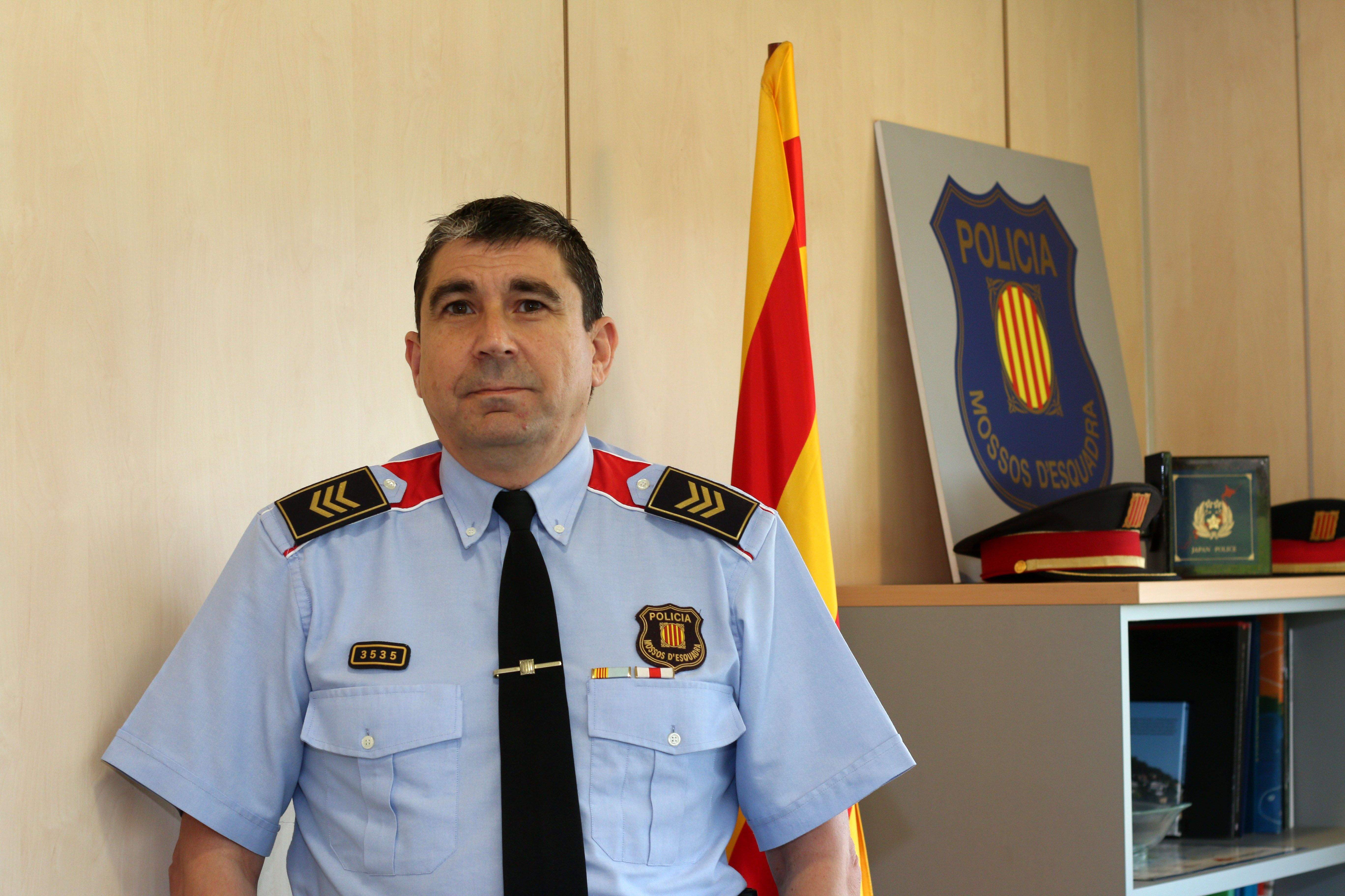 El cap dels Mossos a Sant Cugat al seu despatx FOTO: Lali Álvarez