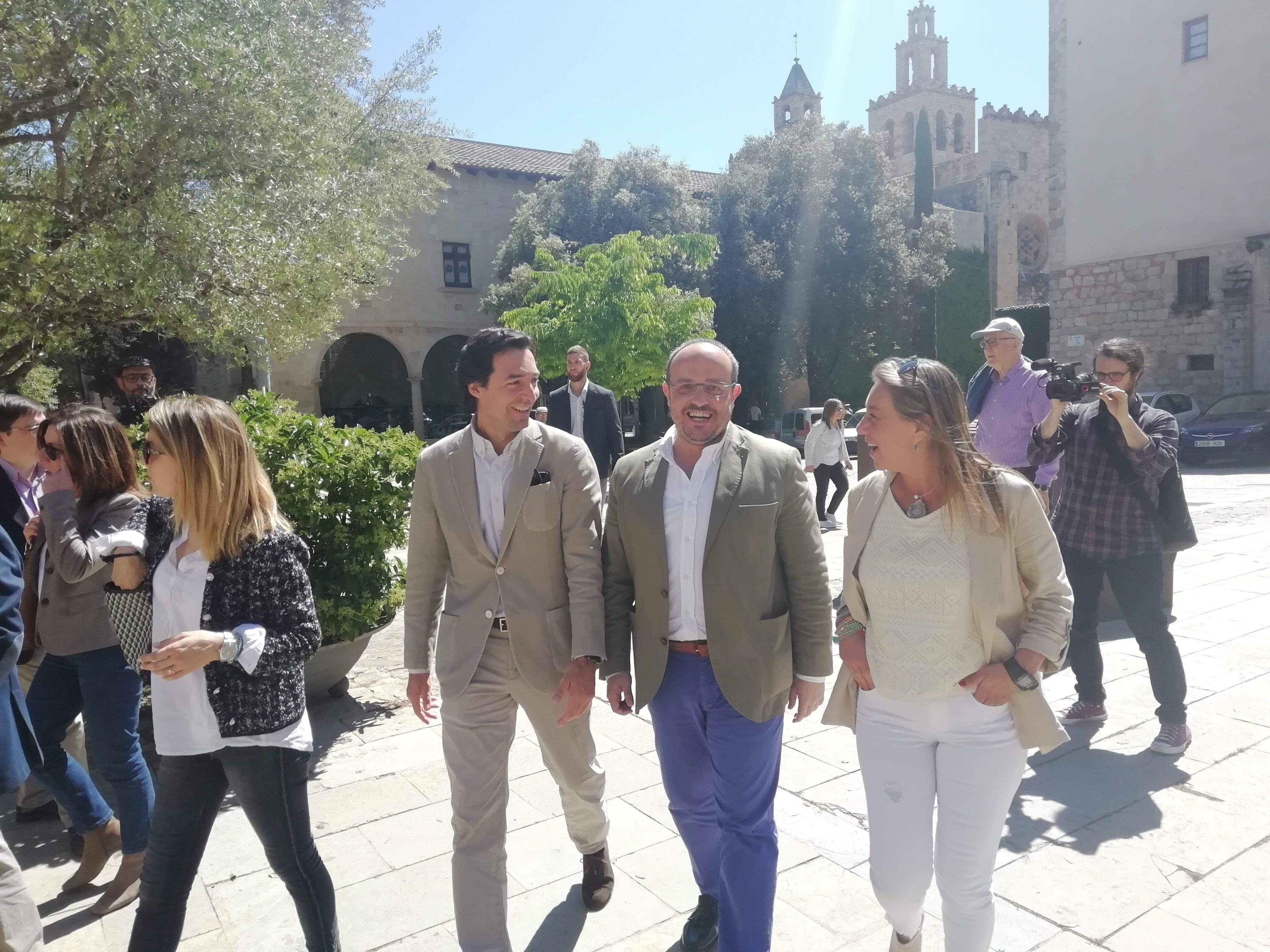 El president del PP de Catalunya, al centre, amb el candidat popular a l'alcaldia de Sant Cugat FOTO: TOT Sant Cugat