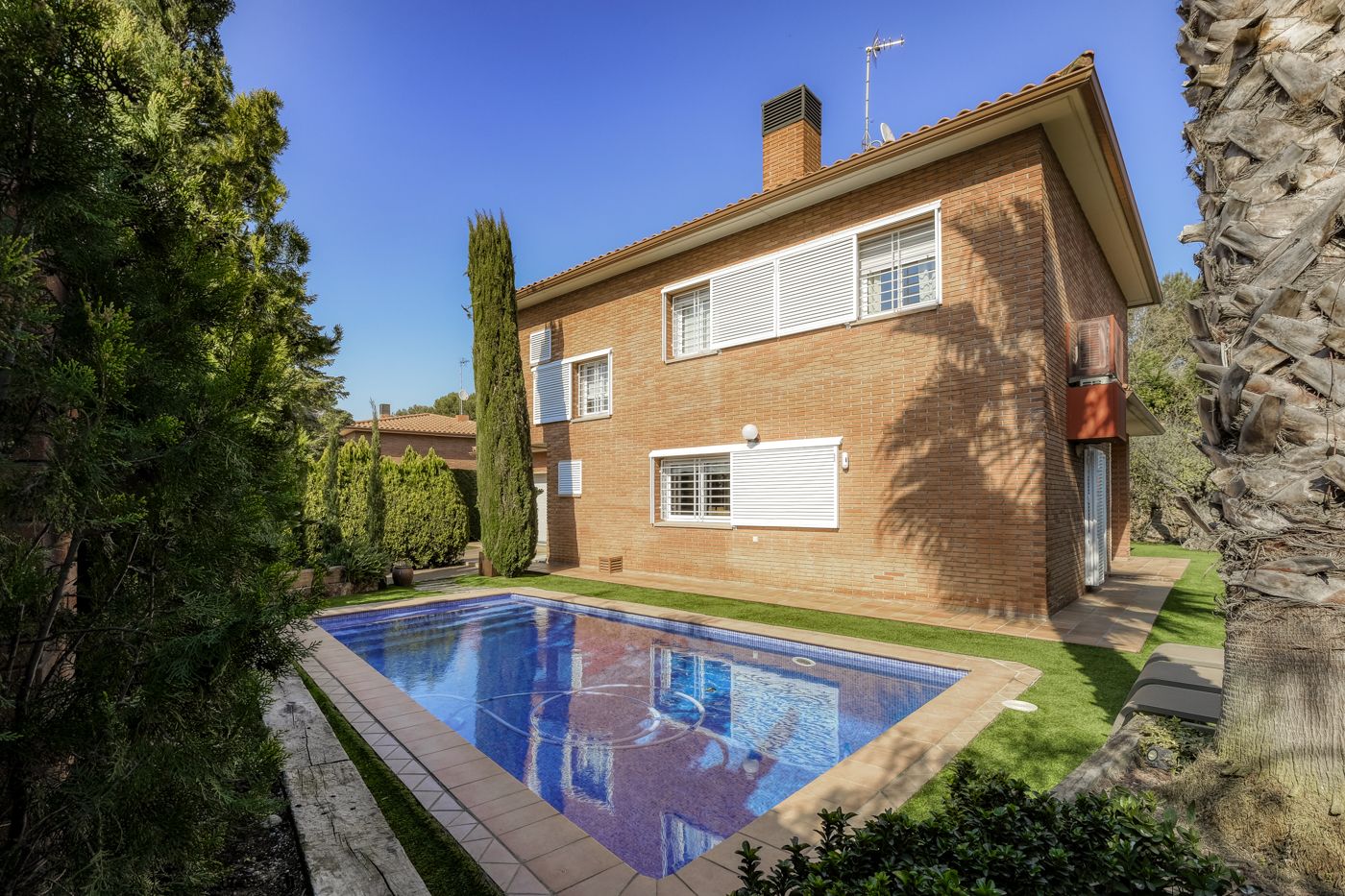 La casa compta amb una piscina i un gran jardí FOTO: Cedida