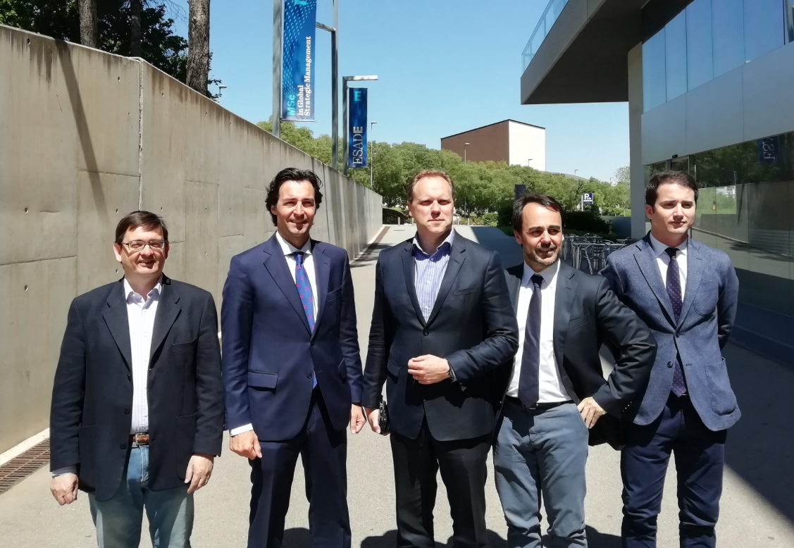 Daniel Lacalle, al centre, durant la seva visita a Sant Cugat FOTO: TOT Sant Cugat