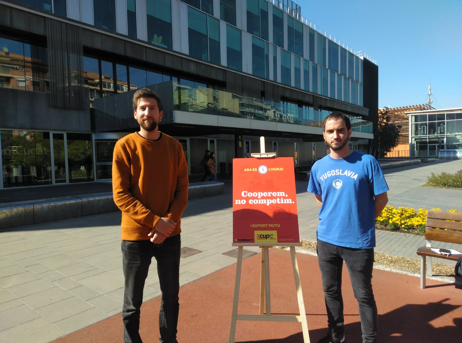 Marco Simarro (esquerra) i Ignasi Bea (dreta) presenten els punts econòmics de la CUP-PC. FOTO: Ferran Mitjà