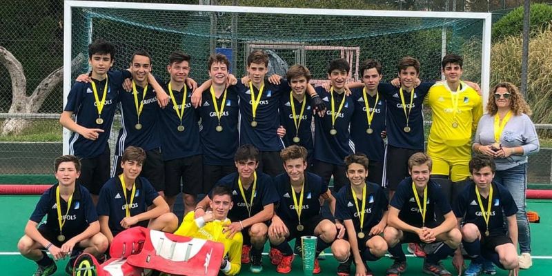 El cadet masculí del Junior FC amb la copa del Campionat de Catalunya. FOTO: Junior FC
