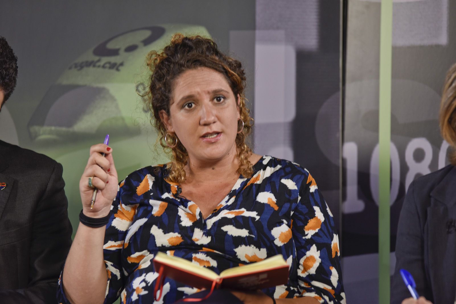 Núria Gibert, durant el debat electoral dels candidats a l'alcaldia. Foto: Bernat Millet.