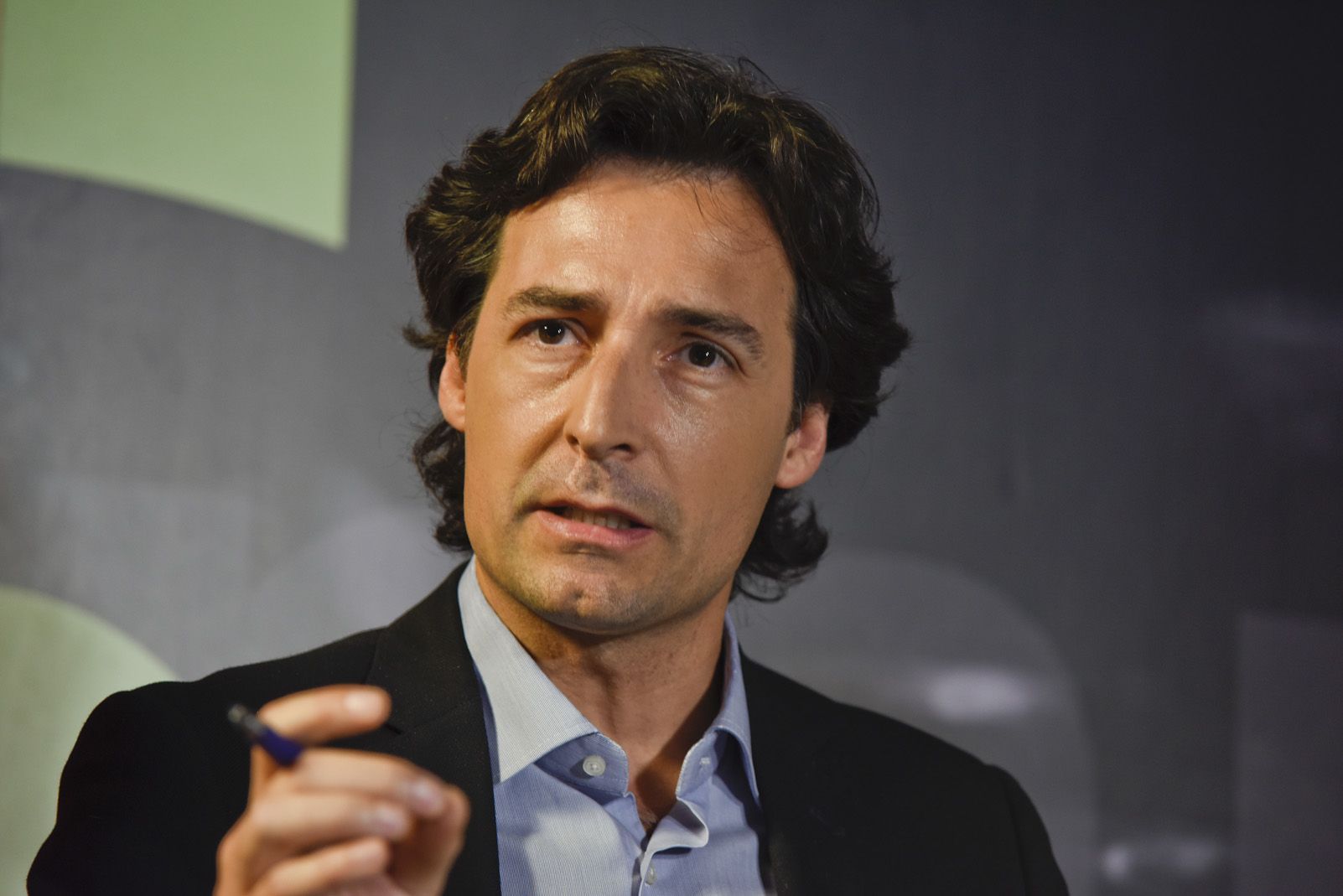 Álvaro Benejam al debat electoral dels candidats a l'alcaldia. Foto: Bernat Millet.