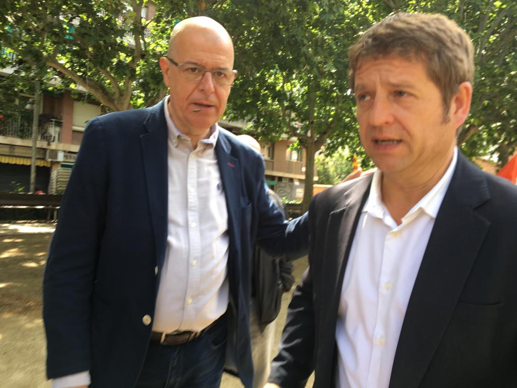 José Zaragoza (esquerra) i Pere Soler (dreta) conversen durant l'acte del PSC. FOTO: Paula Galván