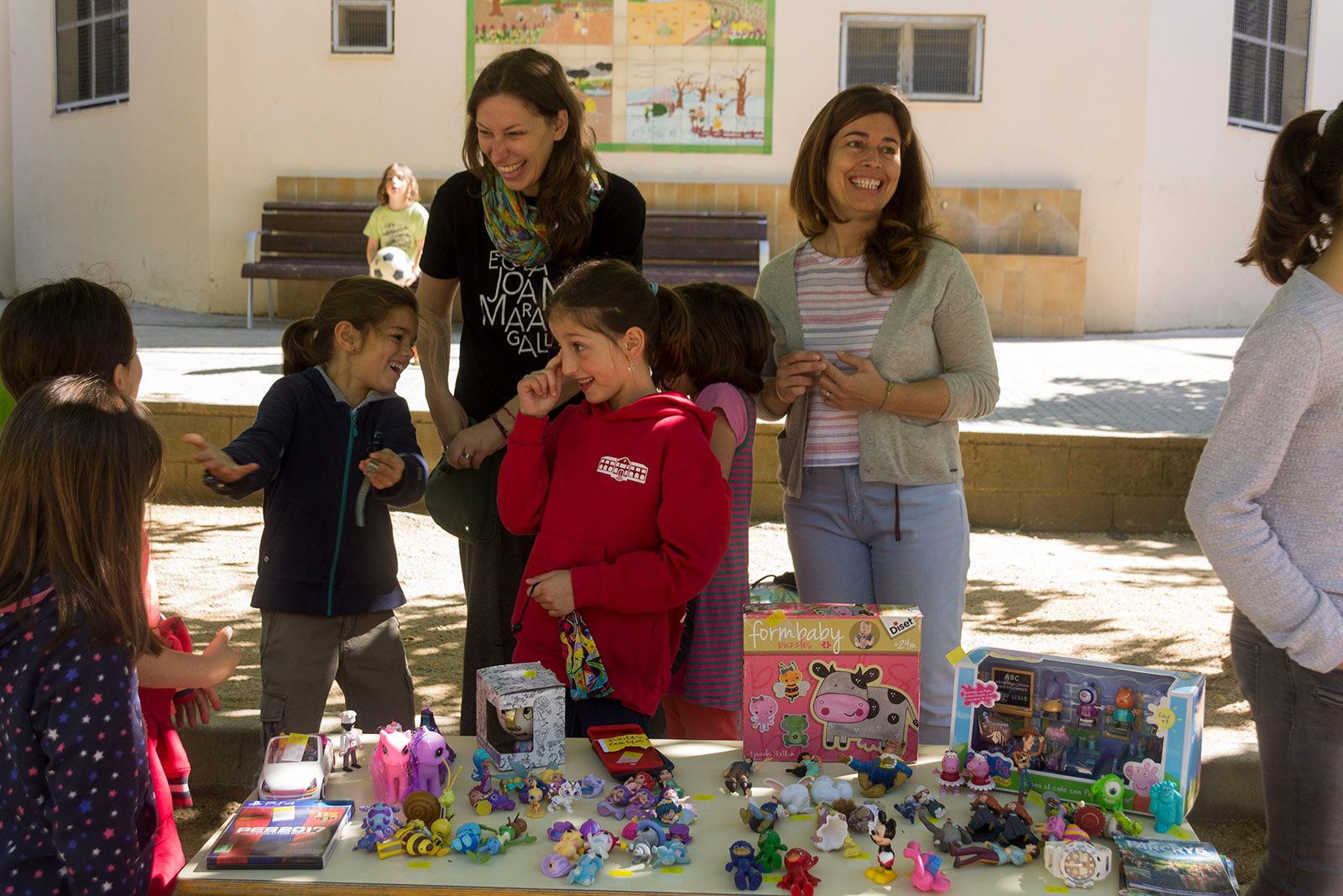 Mercat de segona mà a l'Escola Joan Maragall. FOTO: Paula Galván