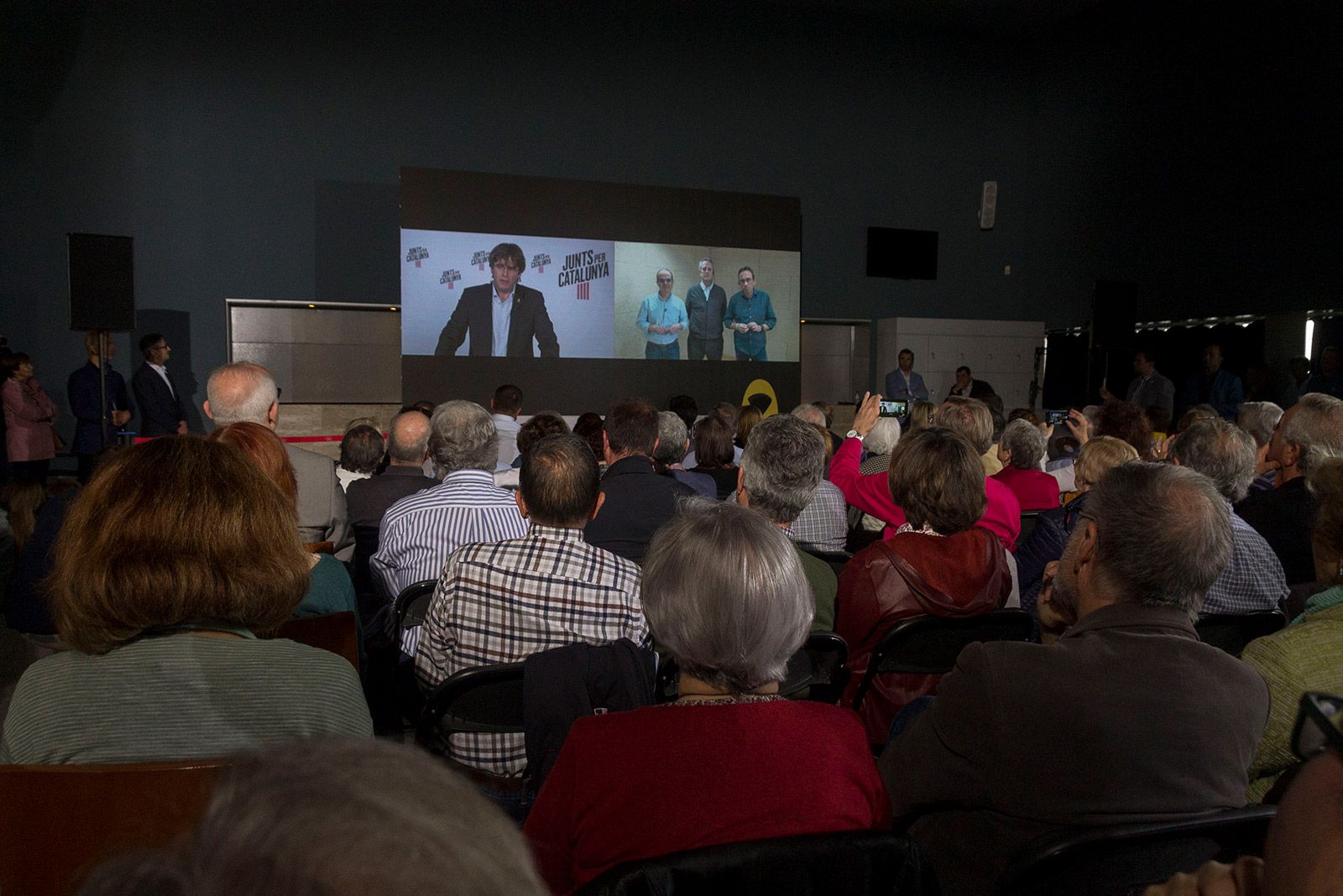 Puigdemont, Rull, Turull i Forn per vídeotrucada en l'acte de Junts per Sant Cugat. FOTO: Paula Galván