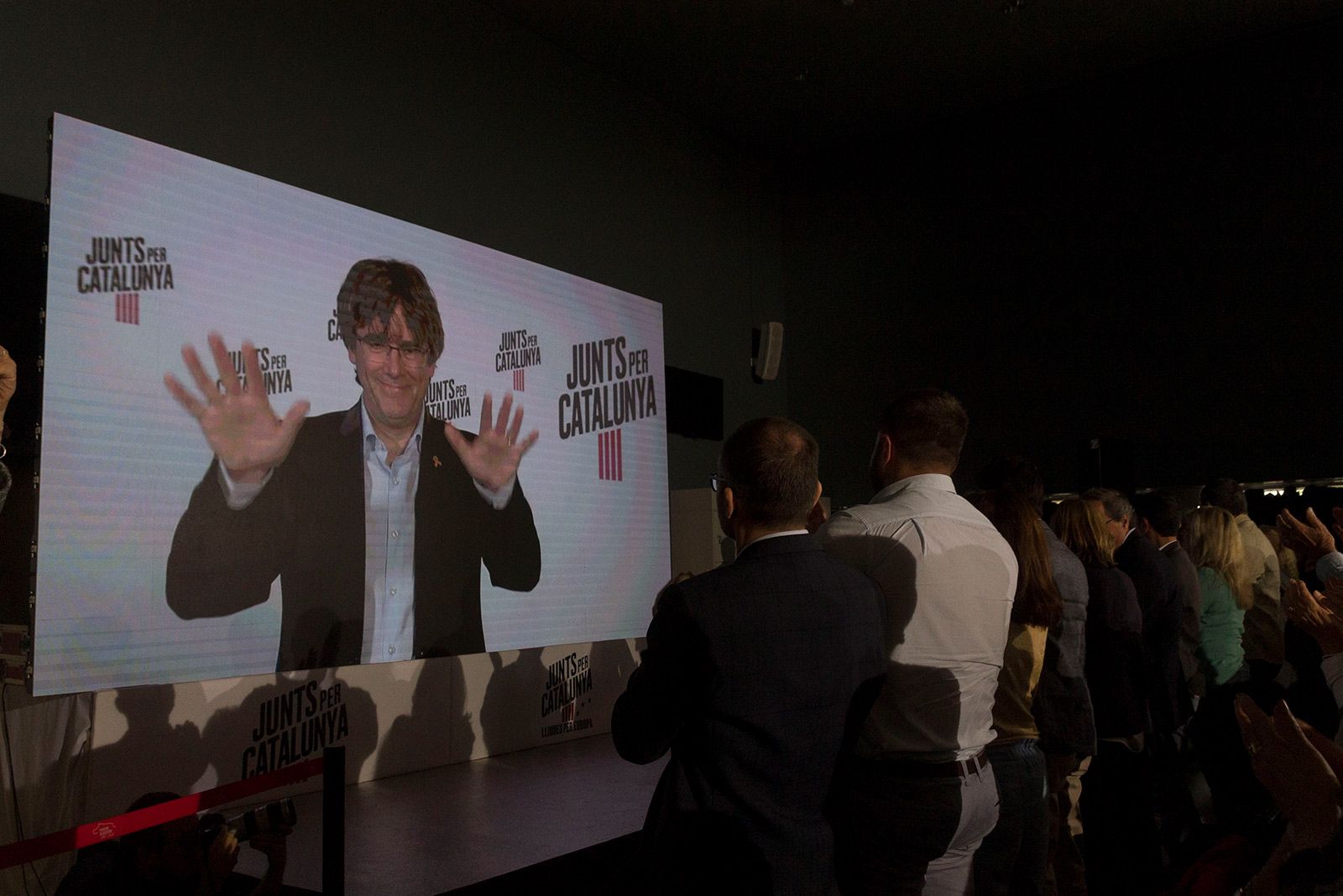 Vídeotrucada amb Carles Puigdemont en l'acte de Junts per Sant Cugat. FOTO: Paula Galván
