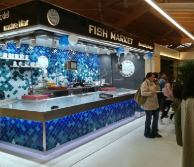 Una peixetaria, una de les dues primeres parades al mercat municipal de Volpelleres de Sant Cugat: FOTO: Mayte Pérez