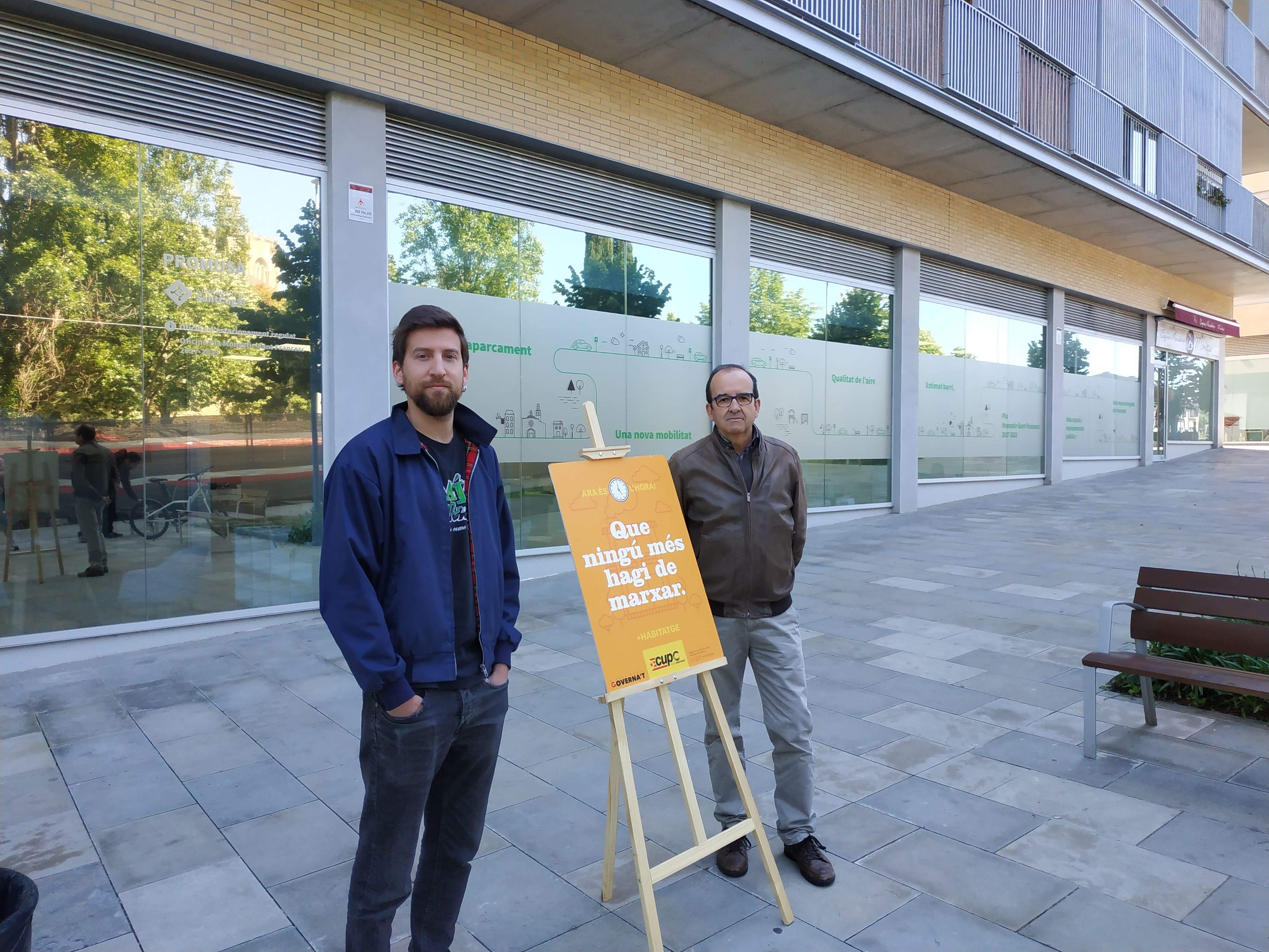 Marco Simarro i Xavier Humet han presentat les propostes en habitatge de la CUP davant les oficines de Promusa FOTO: Lluís Bassa