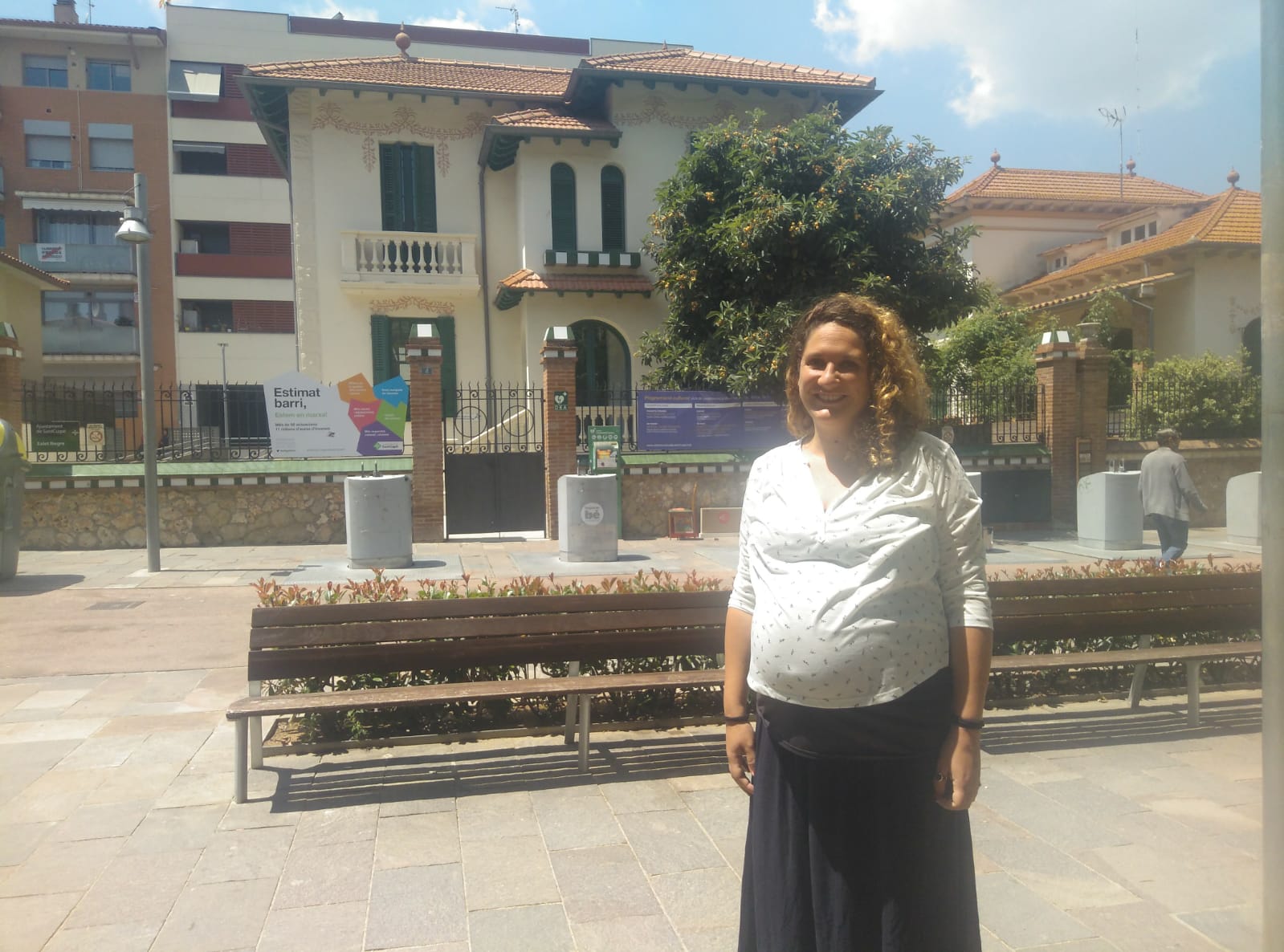 Núria Gibert (CUP) davant del Xalet Negre. FOTO: TOT Sant Cugat