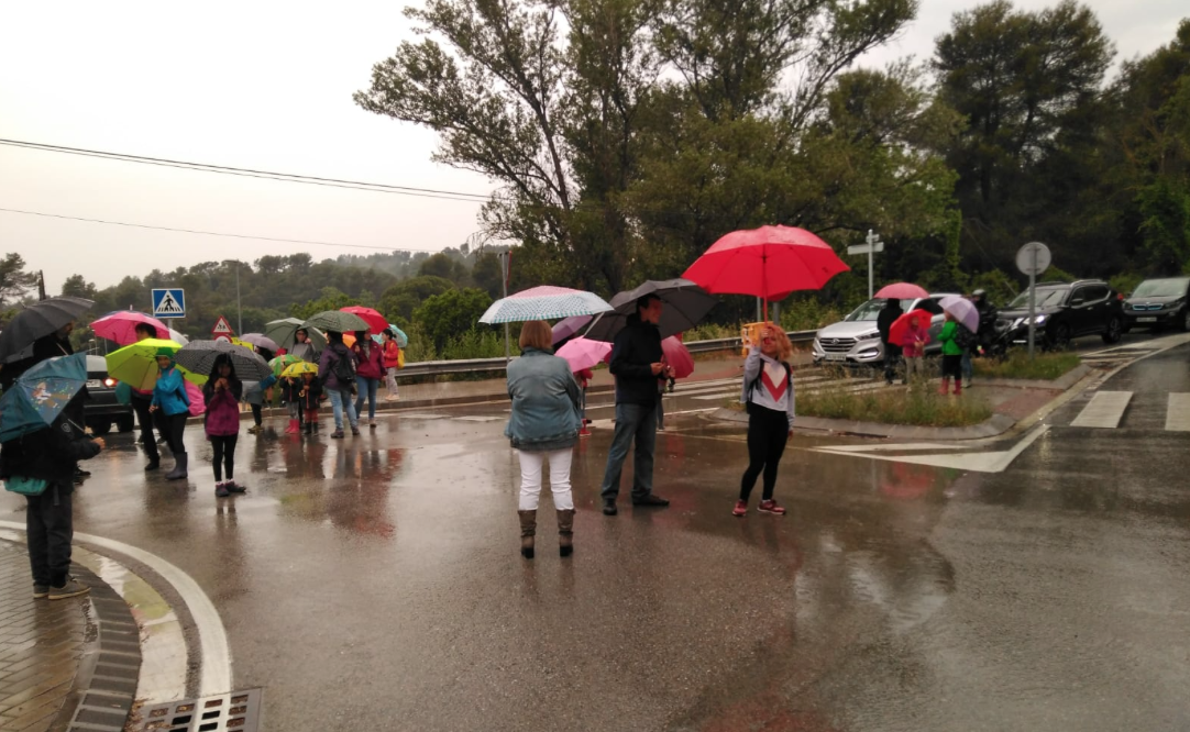 Protesta a la rotonda de Can Pagan per reclamar més seguretat FOTO: Cedida