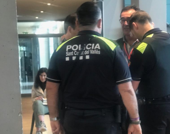 La Policia Local amb el candidat de Sant Cugat Per la Independència - Primàries FOTO: Primàries Sant Cugat