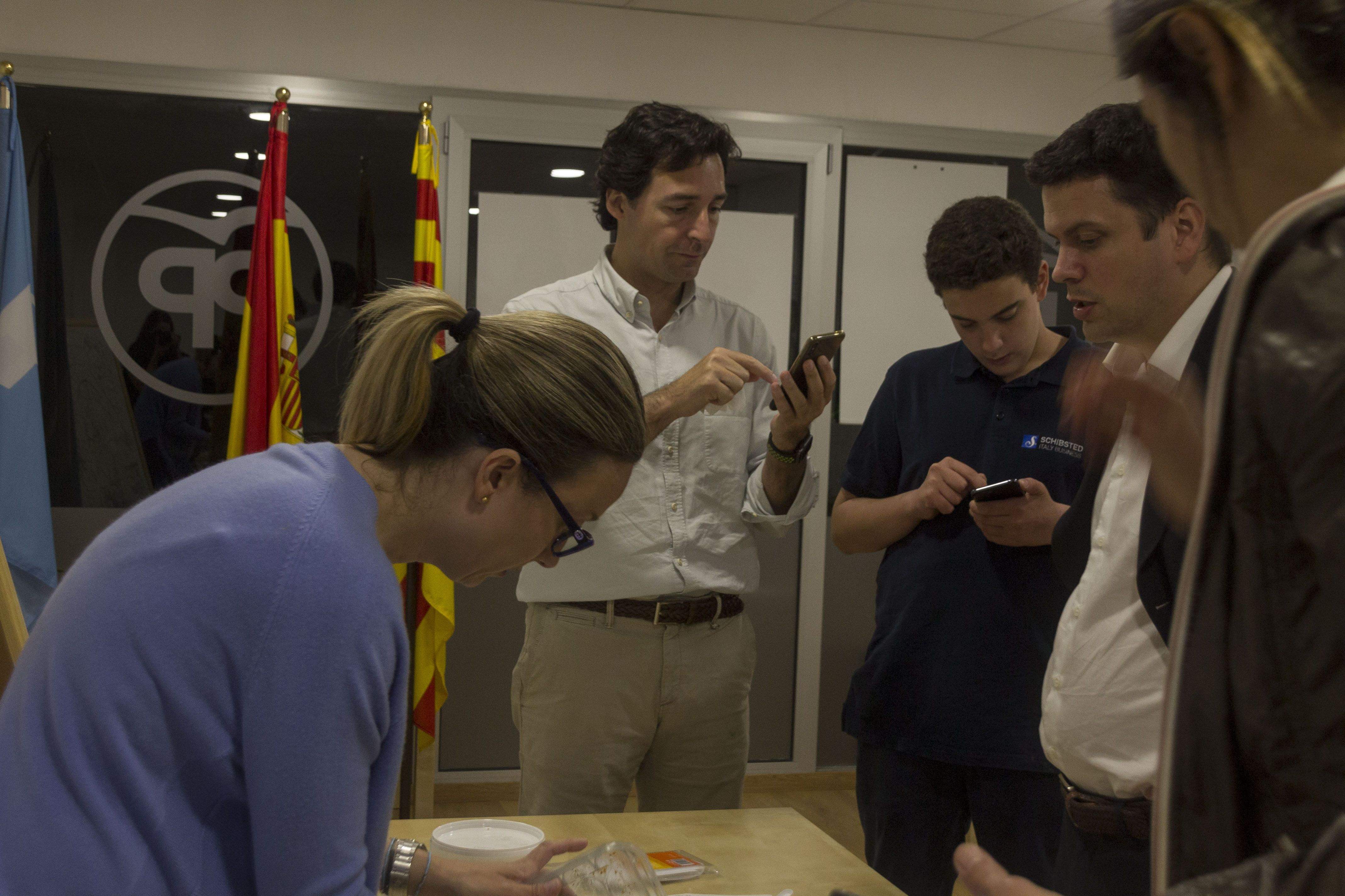 Álvaro Benejam, al centre, pendent dels resultats a la seu del PP. FOTO: Paula Galván