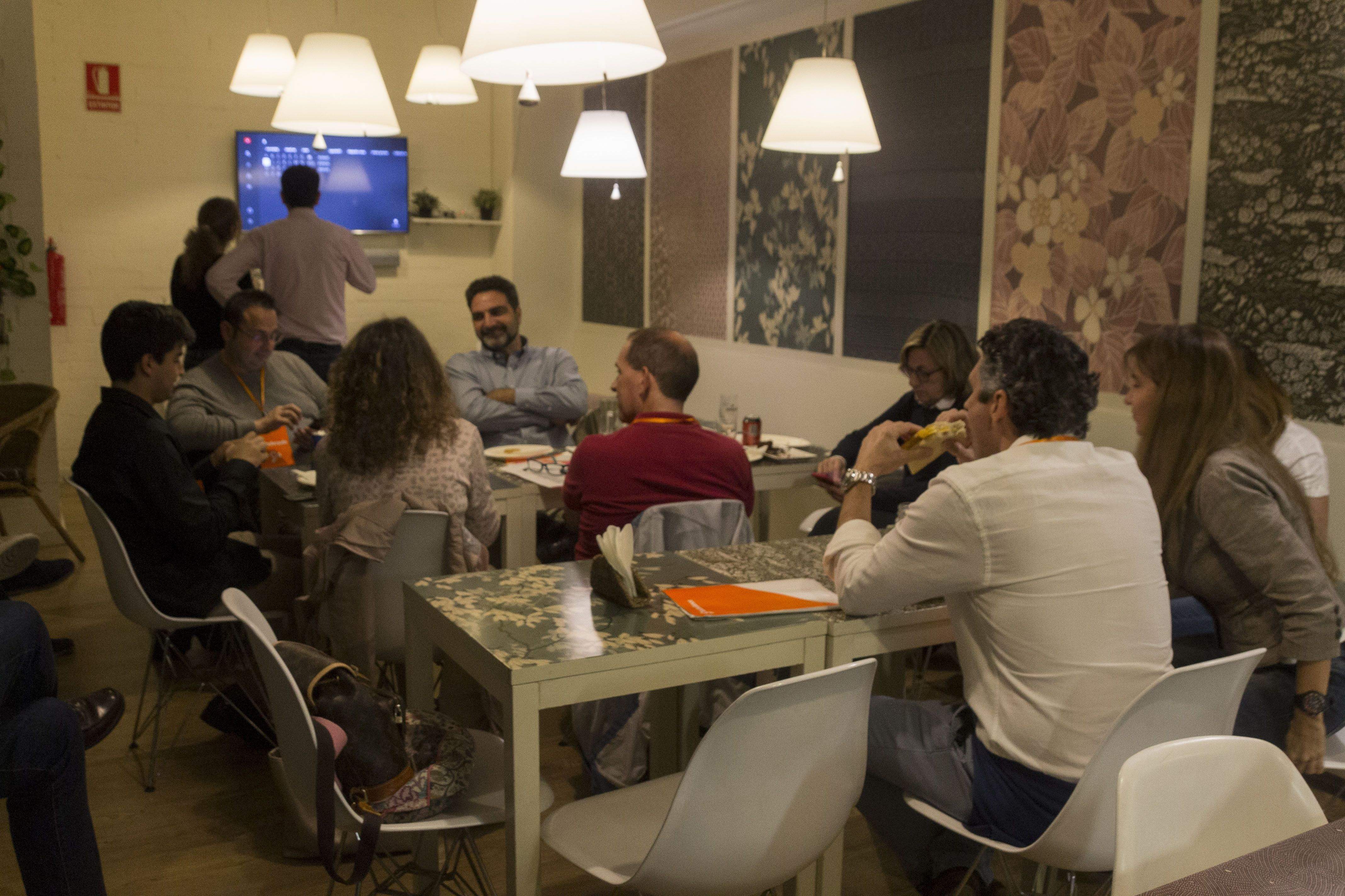 Militans de Ciutadans, amb Aldo Ciprian al fons, durant la nit electorial. FOTO: Paula Galván