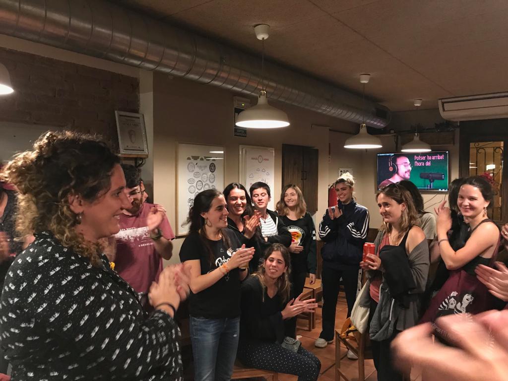 Núria Gibert celebra els resultats a Cal Temerari amb les militants i les persones que han col·laborat amb la campanya FOTO: Lluís Bassa