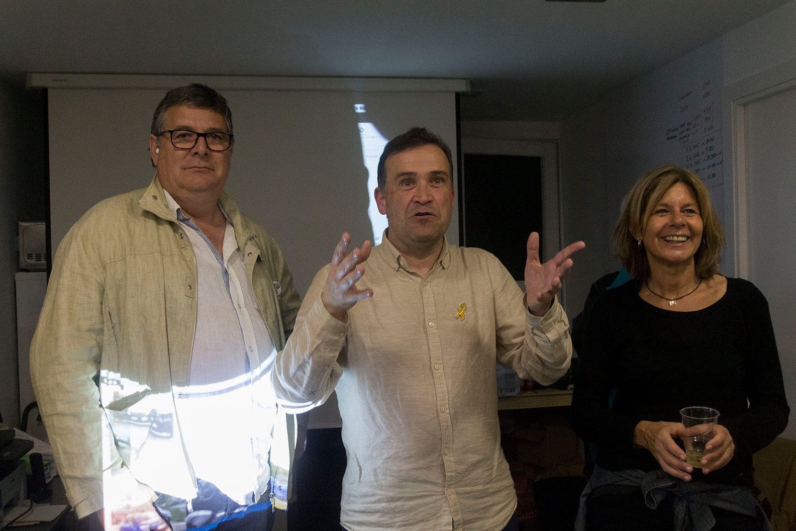 Josep Puig, presidenciable de Junts per Valldoreix; Josep Lliberia, número dos de Junts per Sant Cugat; i Carmela Fortuny, número 1 de Junts FOTO: Paula Galván