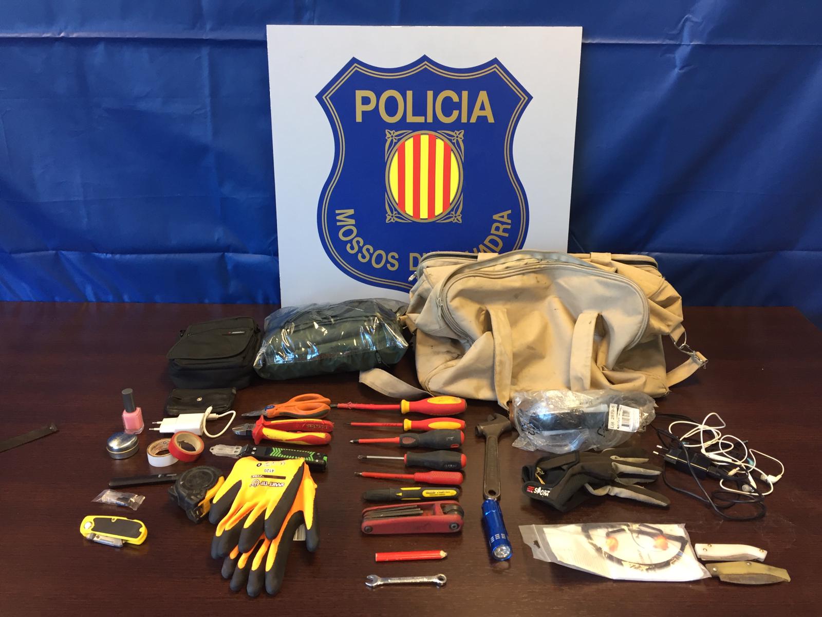 Material que portava a sobre el lladre en el moment de ser detingut. FOTO: Cedida