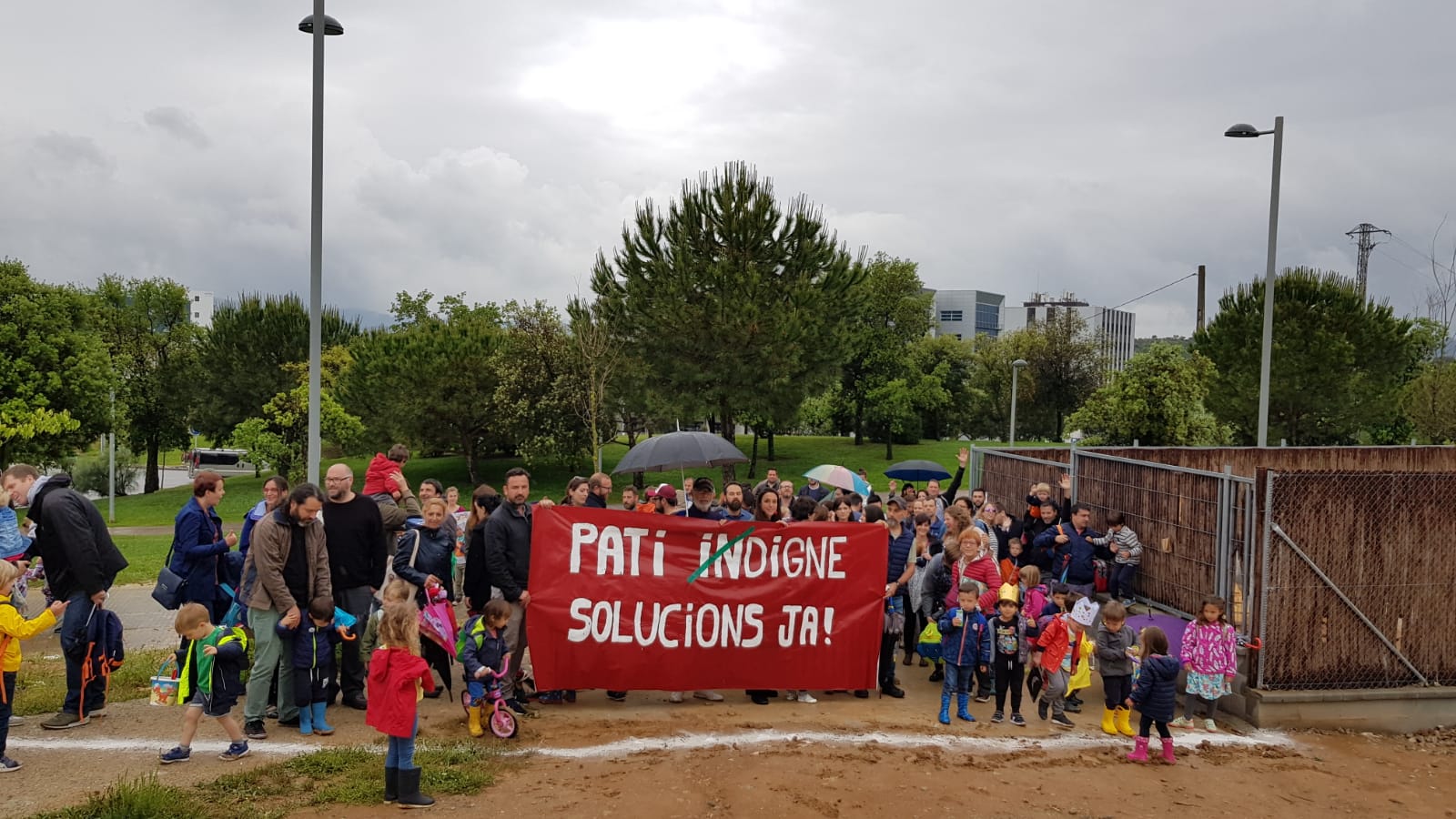 Manifestació davant de l'escola La Mirada. FOTO: Cedida