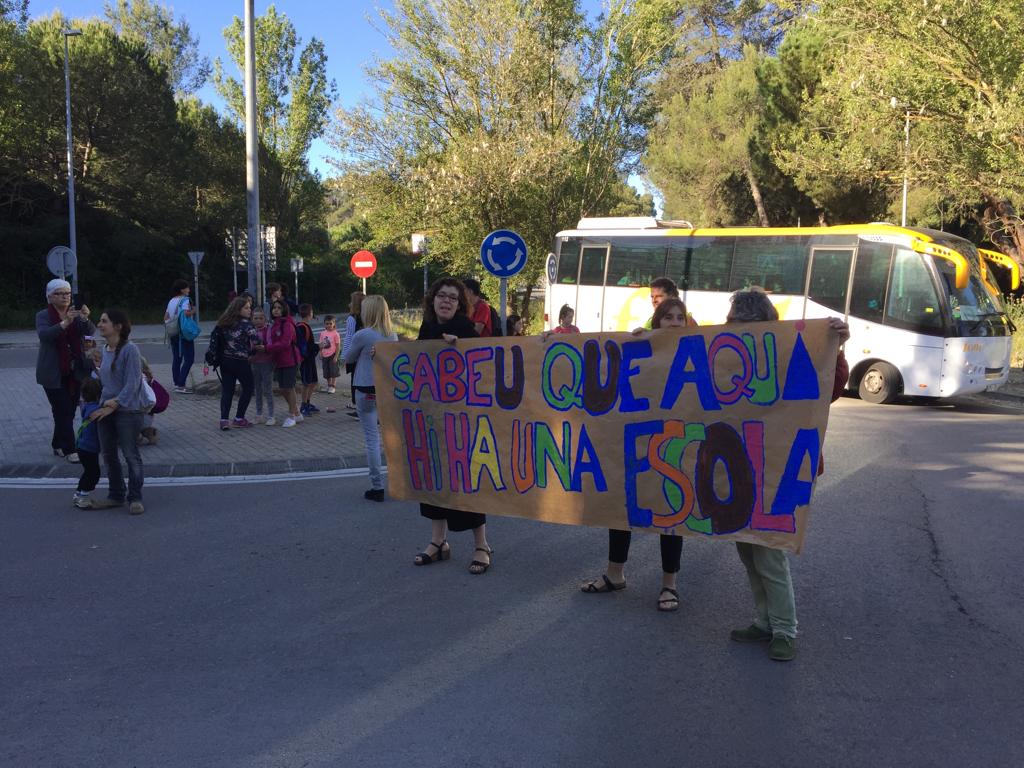 Els veïns de La Floresta denuncien el perill que suposa aquesta rotonda per les famílies i infants que van a l'escola FOTO: Cedida