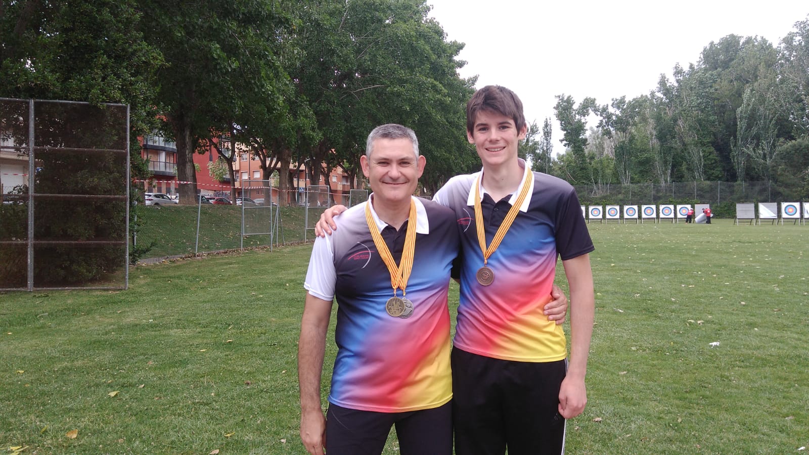 Quiles, esquerra, i Beceiro, dreta, amb les seves respectives medalles del Campionat de Catalunya. FOTO: Club Arquers Sant Cugat