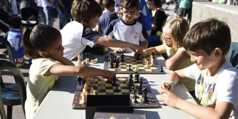 Infants jugant a escacs durant la 38a Festa de Cloenda dels Jocs Esportius Escolars. FOTO: Bernat Millet