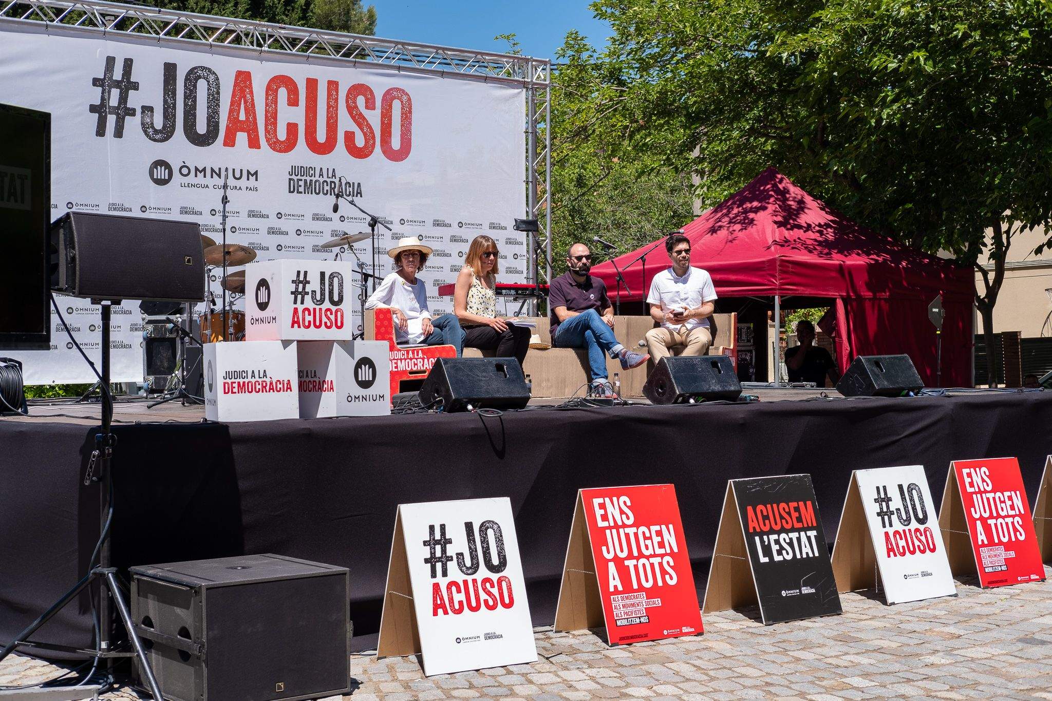 D'esquerra a dreta: Eva Labarta, Marina Romero, Marcel Mauri i Toni Aira, en l'acte d'Òmnium. FOTO: Ale Gómez