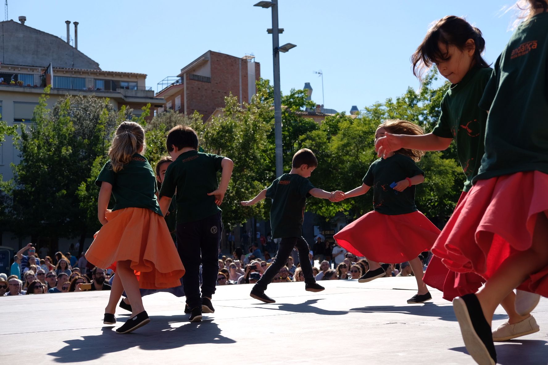 L'Esbart Sant Cugat ha pres la plaça d'Octavià amb l'Andança a Plaça. FOTO: Ale Gómez