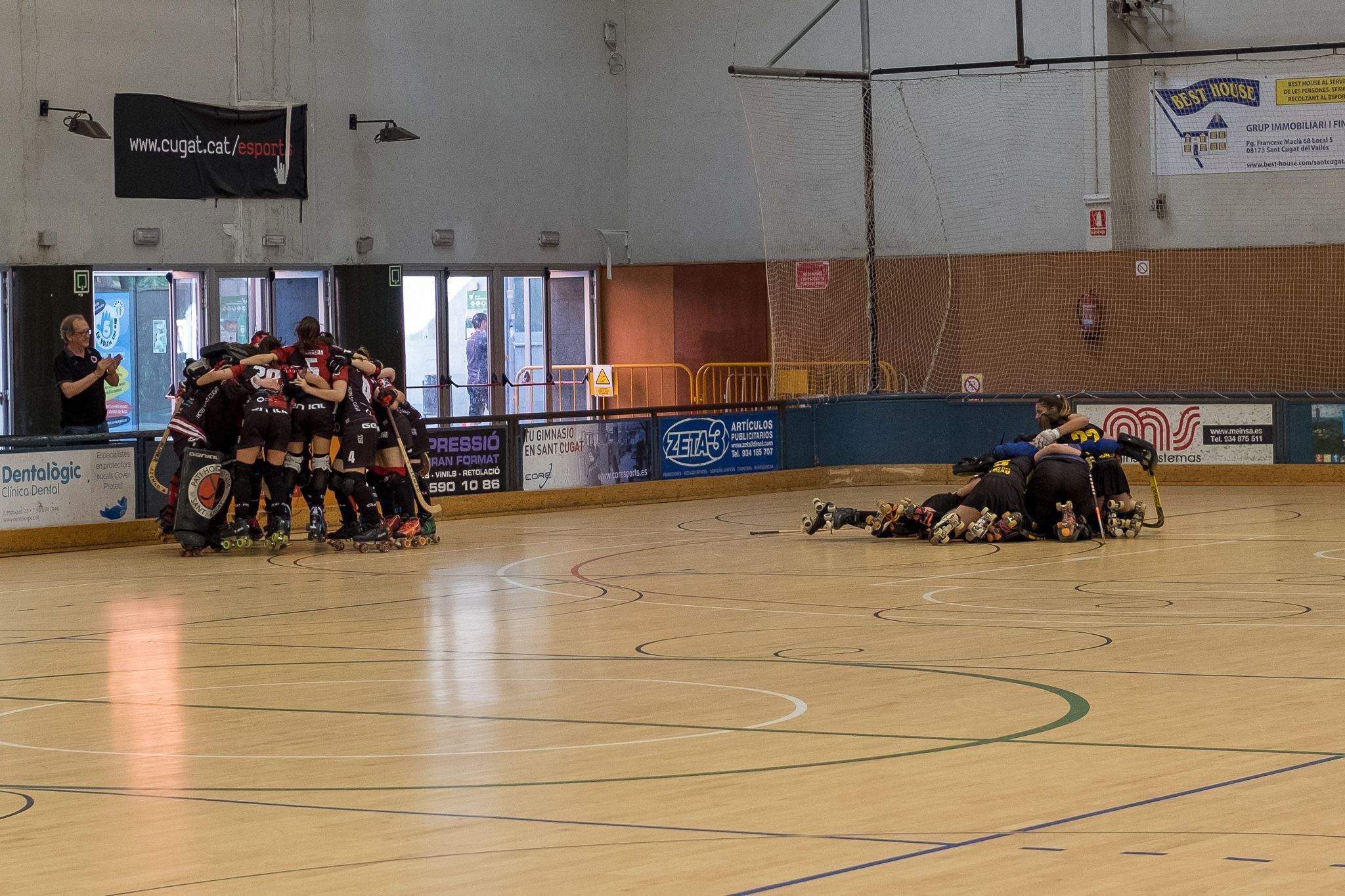 Felicitat pels dos equips al final del partit. FOTO: Ale Gómez