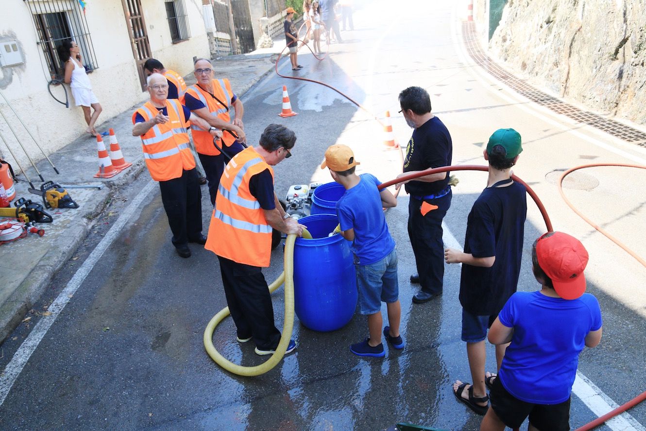 Sol i Aire disposa d'un grup d'autoprotecció que vetlla per la seguretat, i mostra la seva activitat per Festa Major. FOTO: Lali Álvarez