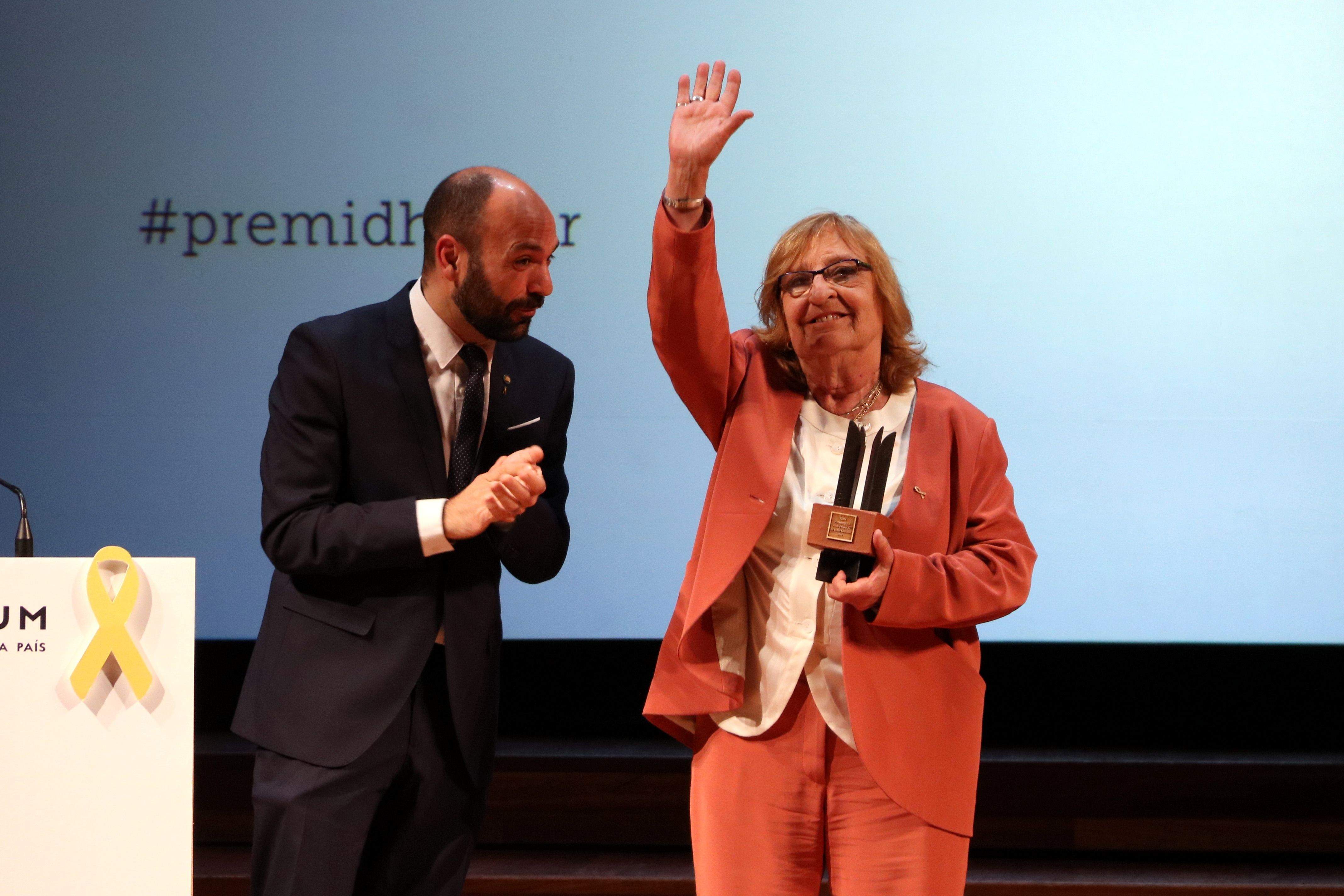 Marta Pessarrodona va rebre el guardó de mans de Marcel Mauri, vicepresident d'Òmnium FOTO: ACN