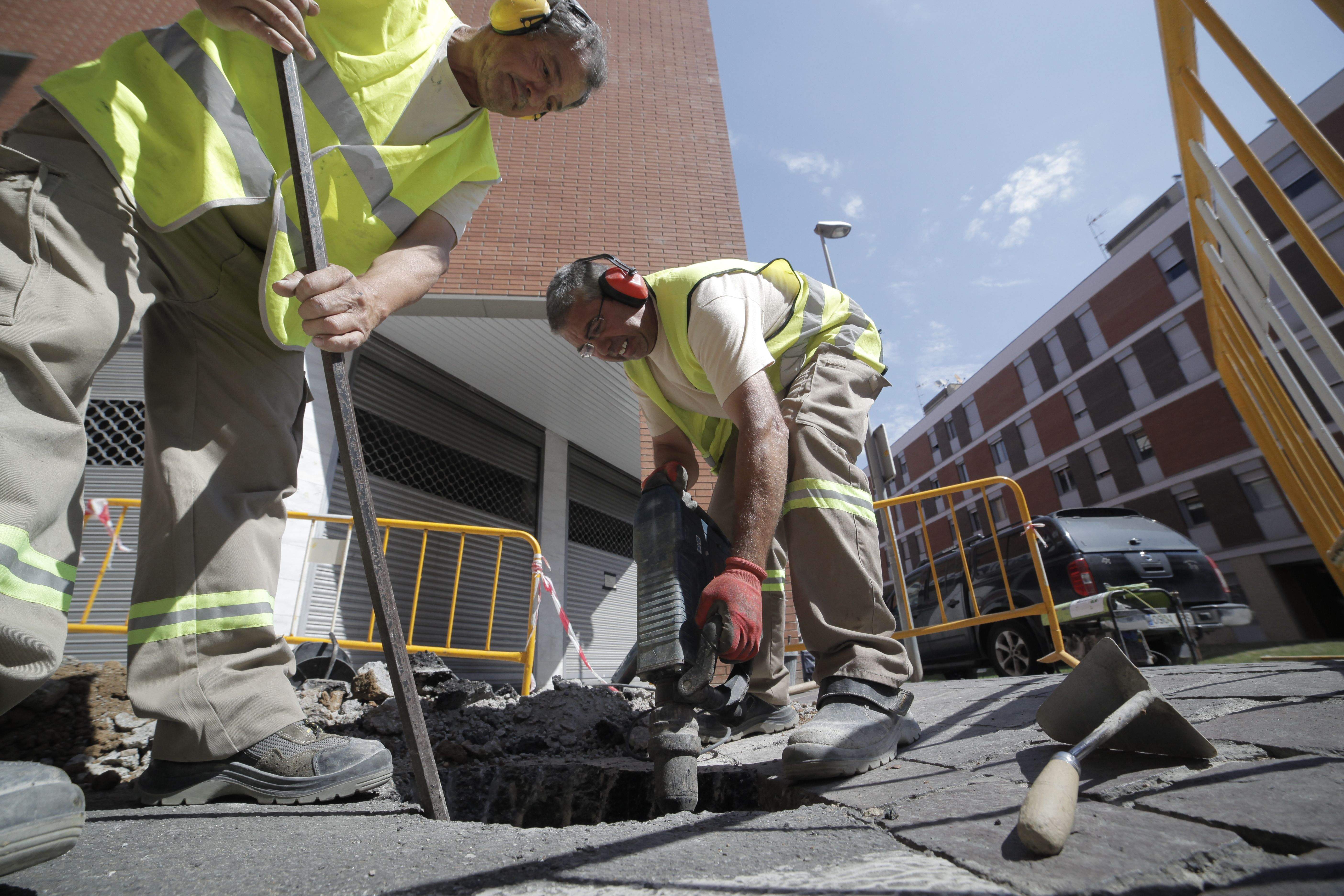 Dos operaris treballen en una obra a Sant Cugat. FOTO: Arxiu