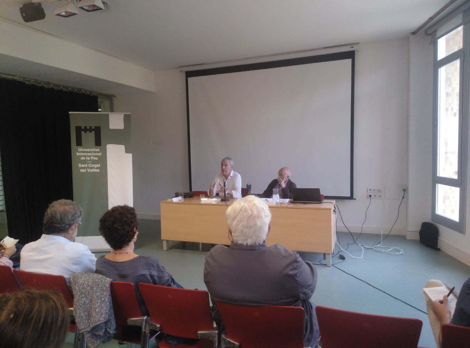 Miguel Pajares (esquerra) i Arcadi Oliveres (dreta), durant la presentació del curs d'estiu de la Unipau. FOTO: TOT Sant Cugat