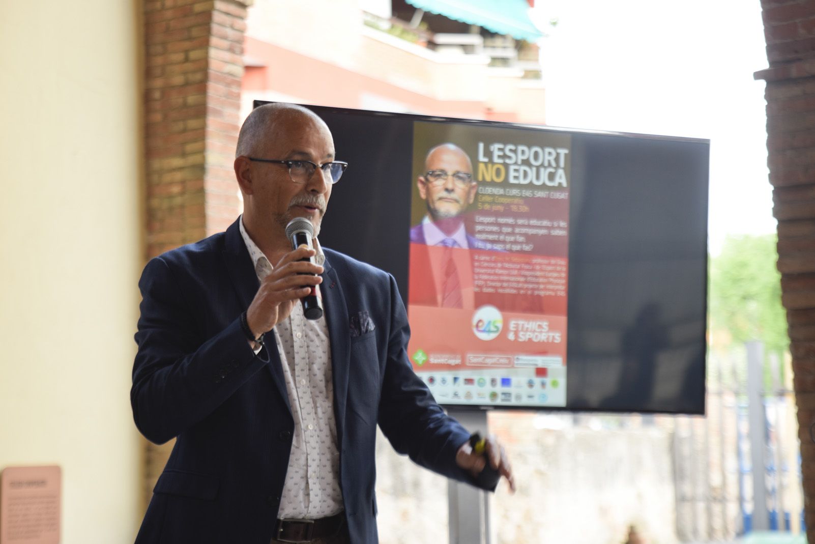 Durant la cloenda del curs, Enric Maria Sebastiani ha ofert la conferència 'L'Esport no Educa'. FOTO: Bernat Millet