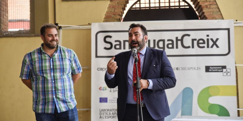 Eloi Rovira, tinent d'alcalde de l'Ajuntament, i Mauri Benito, president de Sant Cugat Creix, han obert l'acte. FOTO: Bernat Millet