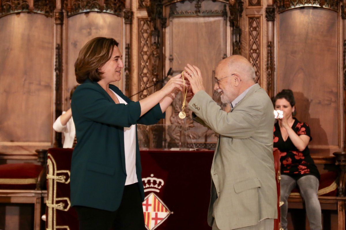 Arcadi Oliveres rep la Medalla d'Or al Mèrit Cívic de mans de l'alcaldessa en funcions de Barcelona, Ada Colau. FOTO: Ajuntament de Barcelona