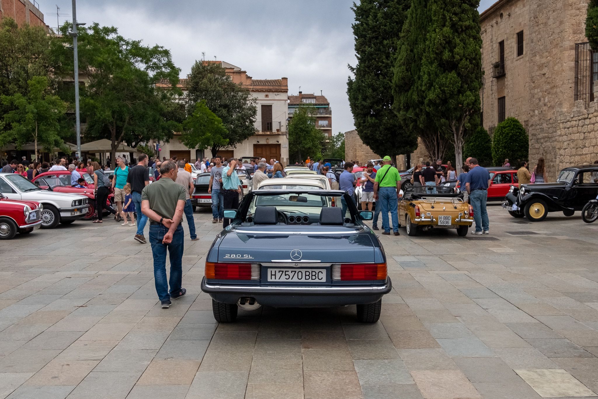 Vehicles clàssics surten al carrer amb el 8è Ral·li Mas Gener - Monestir. FOTO: Ale G.