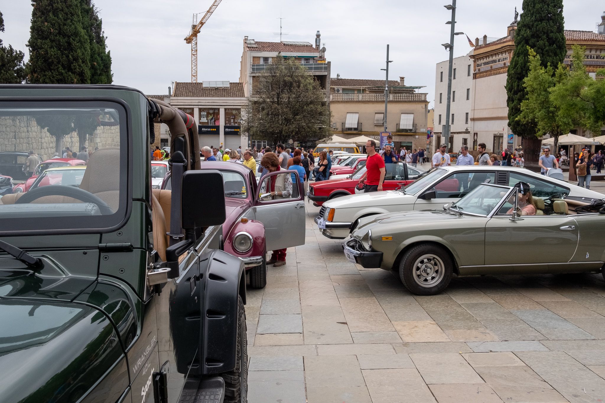Vehicles clàssics surten al carrer amb el 8è Ral·li Mas Gener - Monestir. FOTO: Ale G.