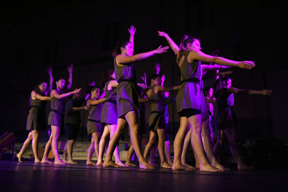Cercavila, mapping, música i dansa pel Centenari del tren. Foto: Bernat Millet.