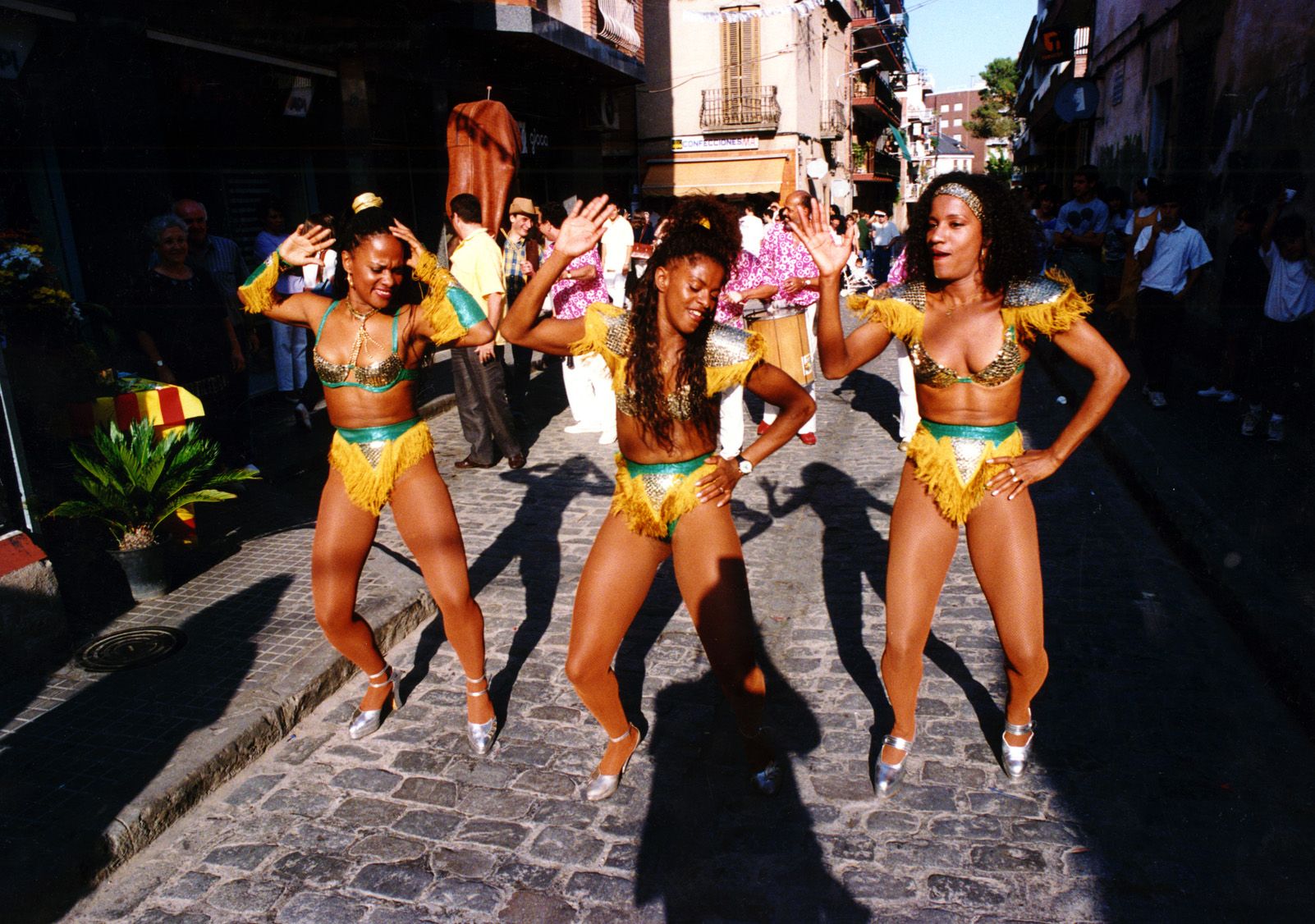 Rua de caporales de Festa Major durant els anys '90. Foto: Arxiu.