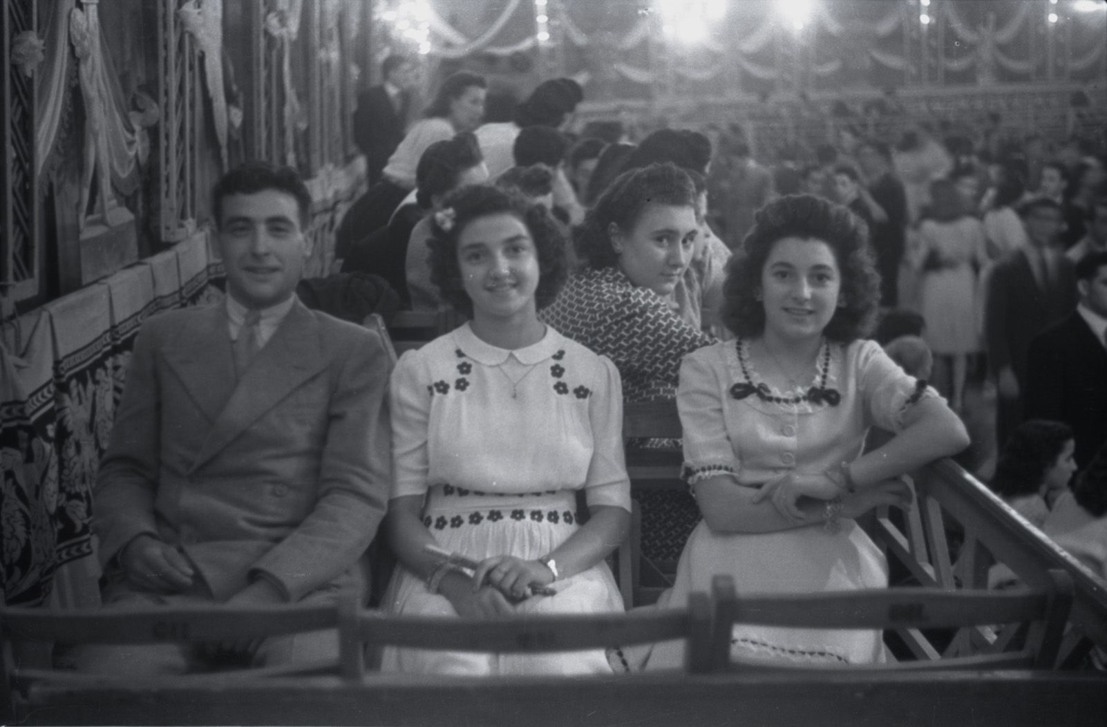 Ball als quatre cantons a l'any 1944. Fons Cabanas (fotògrafs). AMSCV