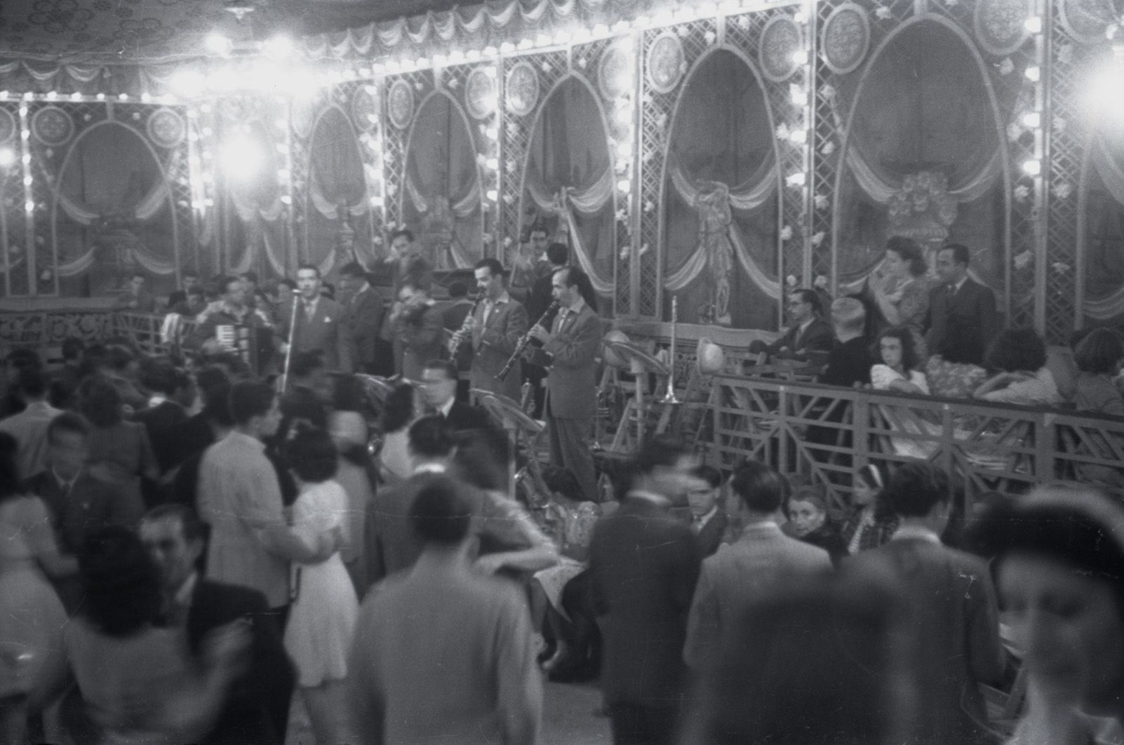 Ball als quatre cantons a l'any 1944. Fons Cabanas (fotògrafs). AMSCV