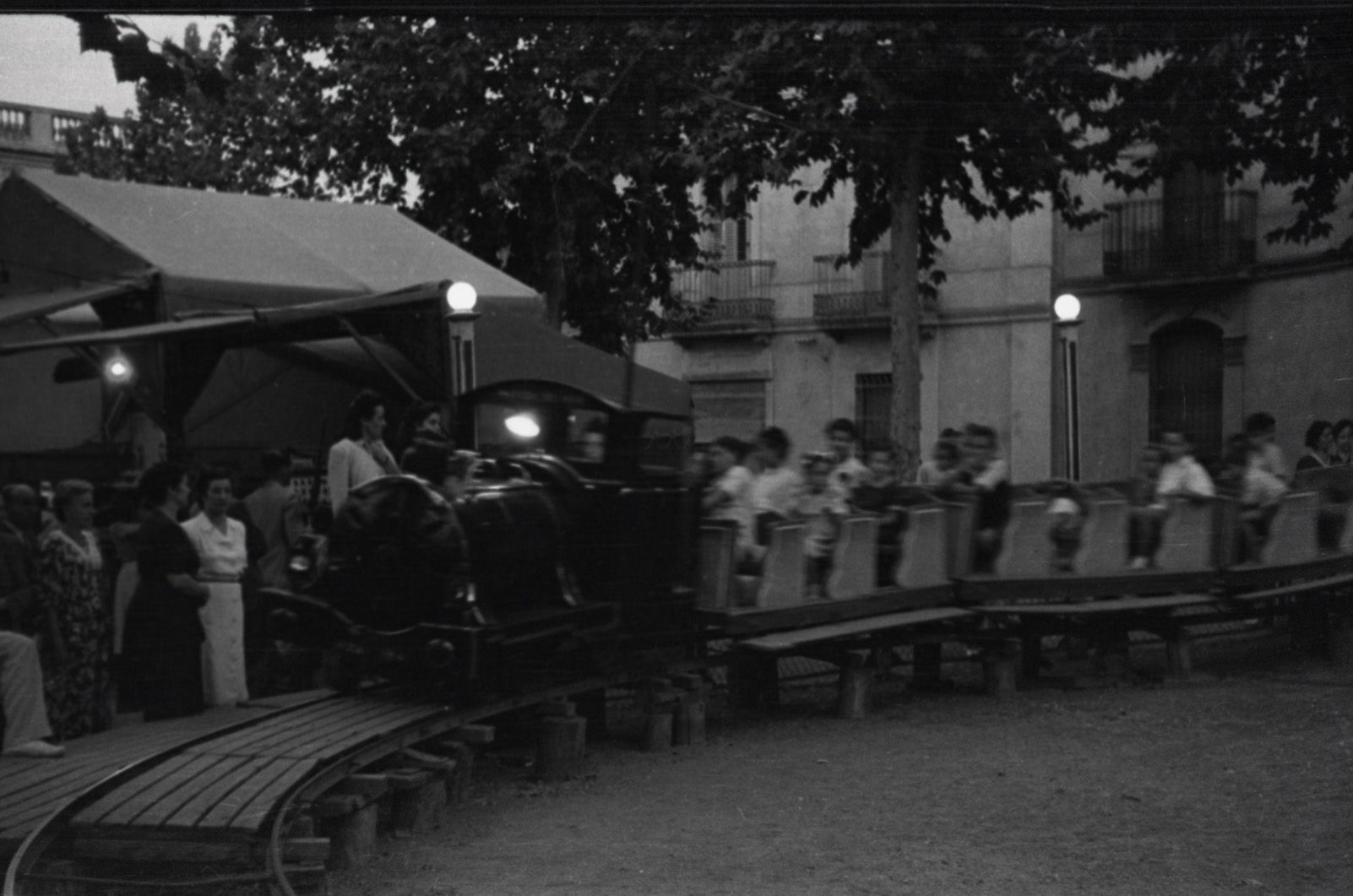 El tren de Festa Major als anys quaranta. Fons Cabanas (fotògrafs). AMSCV