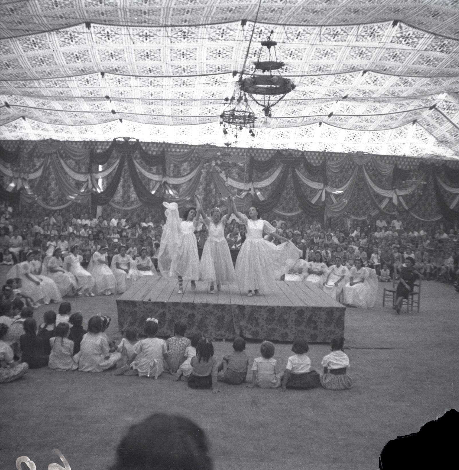 Balls tradicionals de Festa Major a l'any 1948. Fons Cabanas (fotògrafs). AMSCV