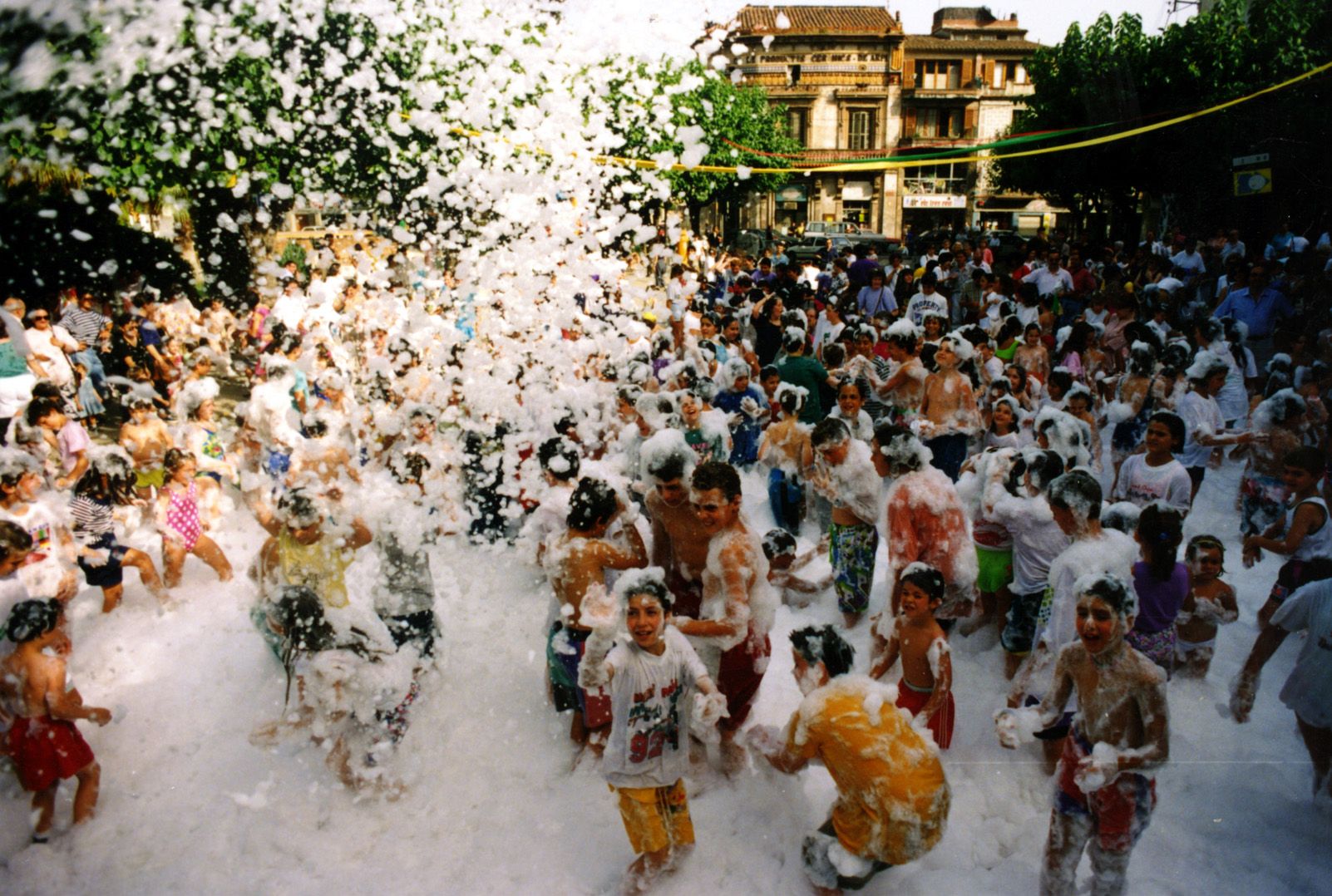Festa de l'escuma de Festa Major als anys 90. Foto: Arxiu.