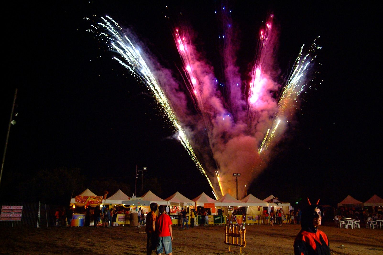 Focs de Fetsa Major per les barraques de 2005. Foto: Arxiu.