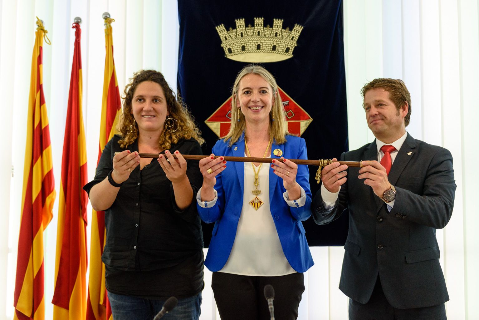 La nova alcaldessa de Sant Cugat del Vallès, Mireia Ingla, al centre, acompanyada per Núria Gibert (CUP) i Pere Soler (PSC) FOTO: Miguel López Mallach