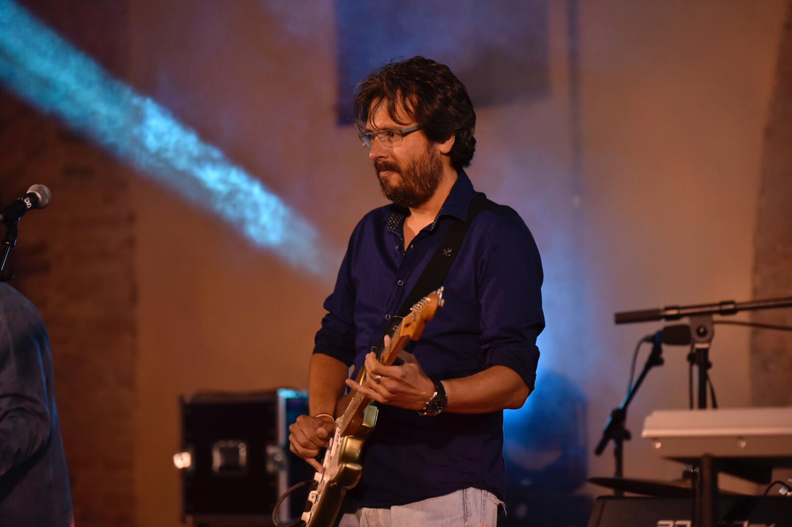 Oriol Saltor durant el concert al Celler Modernista. FOTO: Miguel López